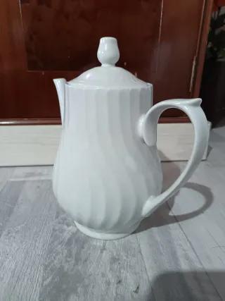 Tetera de porcelana blanca