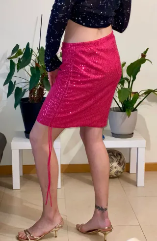 Falda brillante rosa con cordones