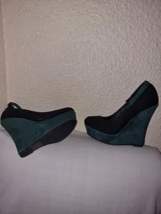 Zapatos de tacón de cuña negros y verde azulado
