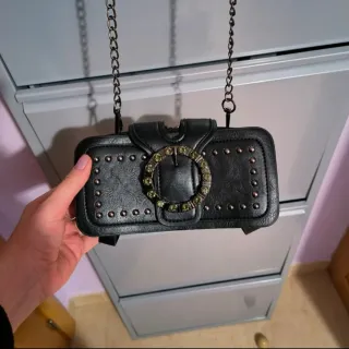 Bolso negro con pedrería y cadena