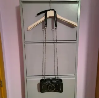 Bolso negro con pedrería y cadena