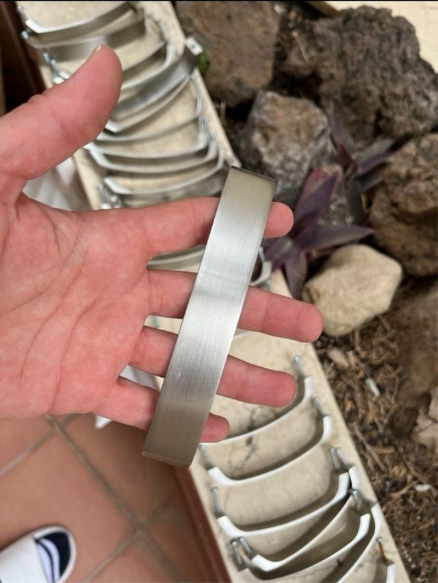 Tiradores de metal plateado