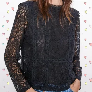 Blusa negra de encaje manga larga