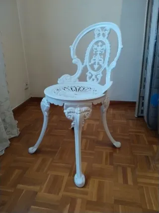 Sedia in ferro bianco in stile classico