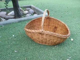 Cesta de mimbre antigua con asa