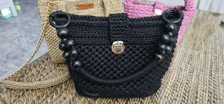 Bolso negro tejido con detalles