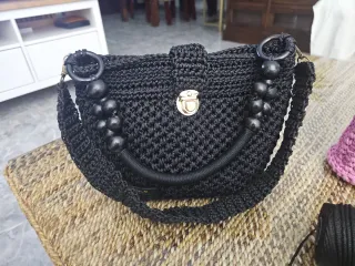 Bolso negro tejido con detalles