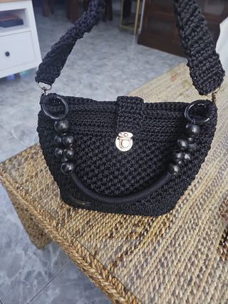 Bolso negro tejido con detalles