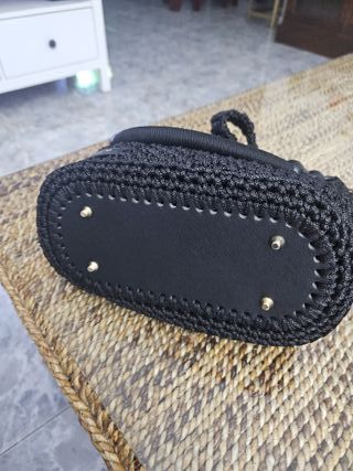 Bolso negro tejido con detalles