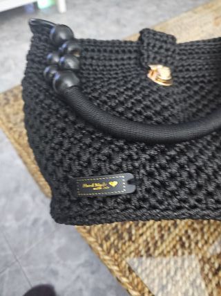 Bolso negro tejido con detalles