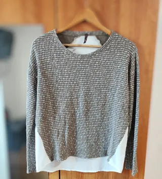 Camisola cinza e branca mulher
