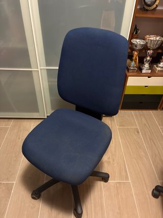 Silla de oficina azul y negra
