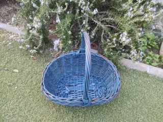 Cesta de mimbre con asa