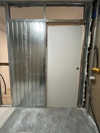 Puerta corredera blanca 80cm con sistema corredero