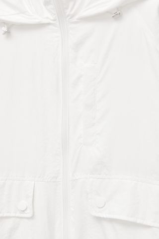 Chaqueta blanca corta entretiempo con capucha