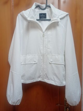 Chaqueta blanca corta entretiempo con capucha