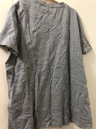 T-shirt grigia con ciliegie