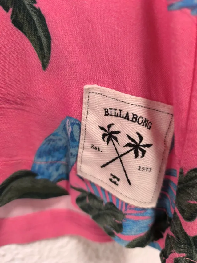 Camisa tropical Billabong rosa con loros y palmera