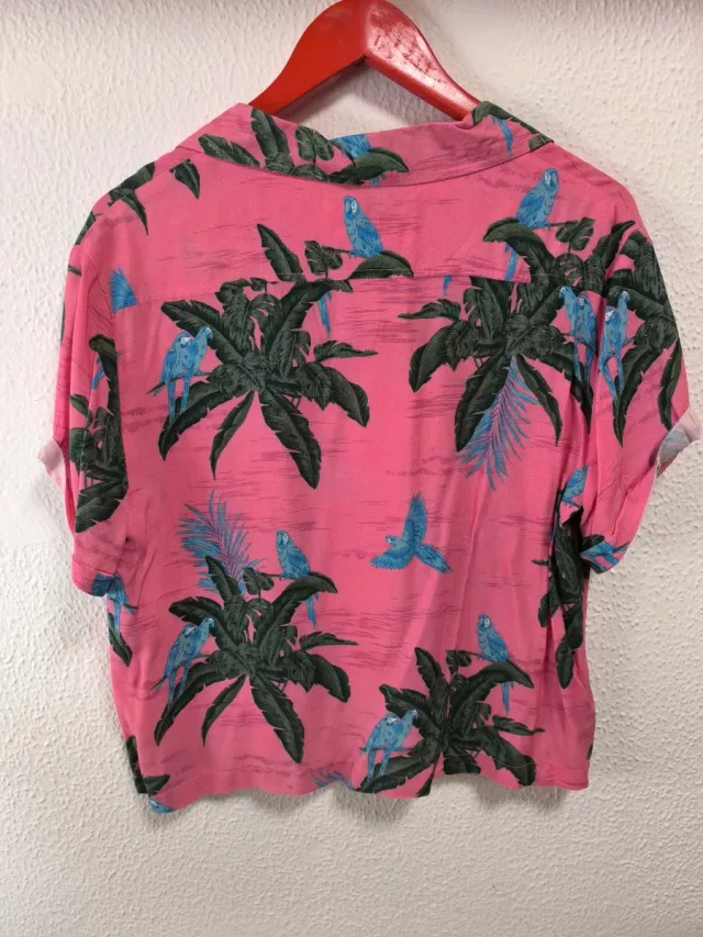 Camisa tropical Billabong rosa con loros y palmera