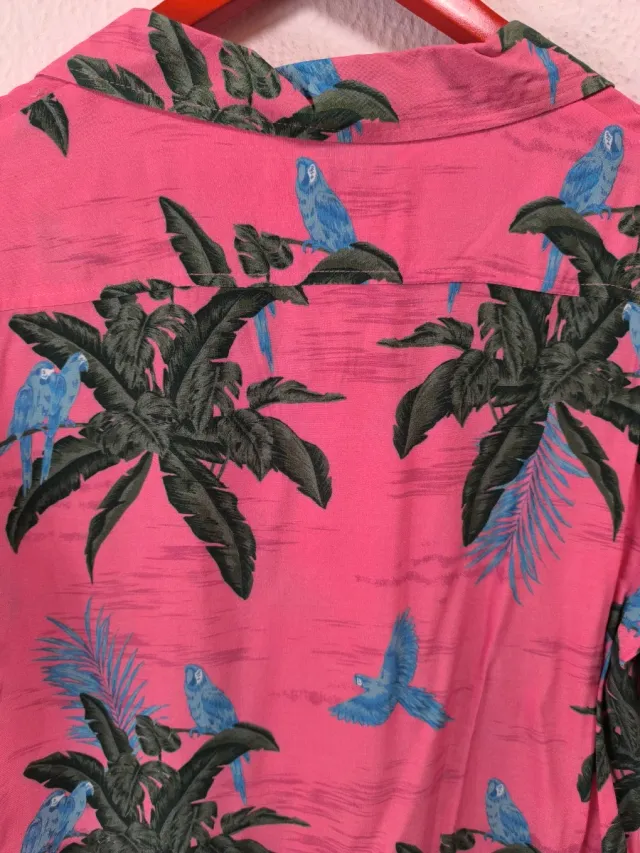 Camisa tropical Billabong rosa con loros y palmera
