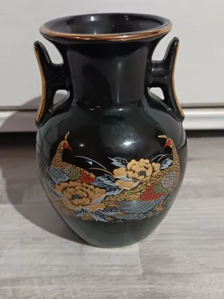 Jarrón de porcelana con diseño de pavos reales