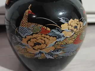 Jarrón de porcelana con diseño de pavos reales