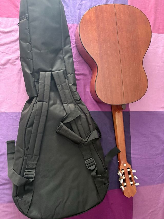 Guitarra flamenca con funda