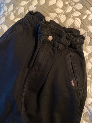 Pantalón vaquero negro.