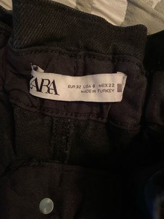 Pantalón vaquero negro.