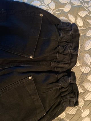 Pantalón vaquero negro.