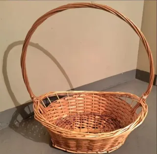 Cesta de mimbre natural con asa