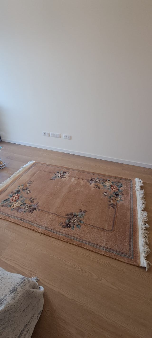 Alfombra turca de lana con flores en relieve beige