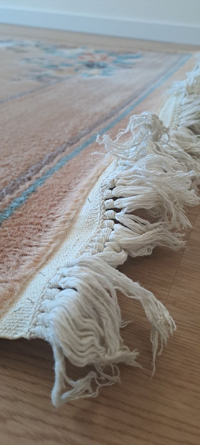 Alfombra turca de lana con flores en relieve beige