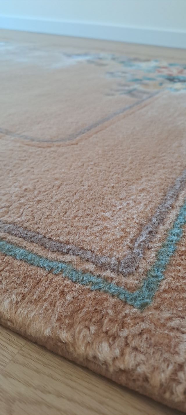 Alfombra turca de lana con flores en relieve beige