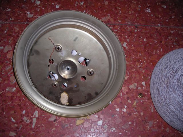 Plafón techo metálico y cristal mampara.