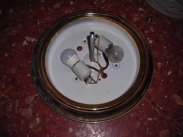 Plafón techo metálico y cristal mampara.