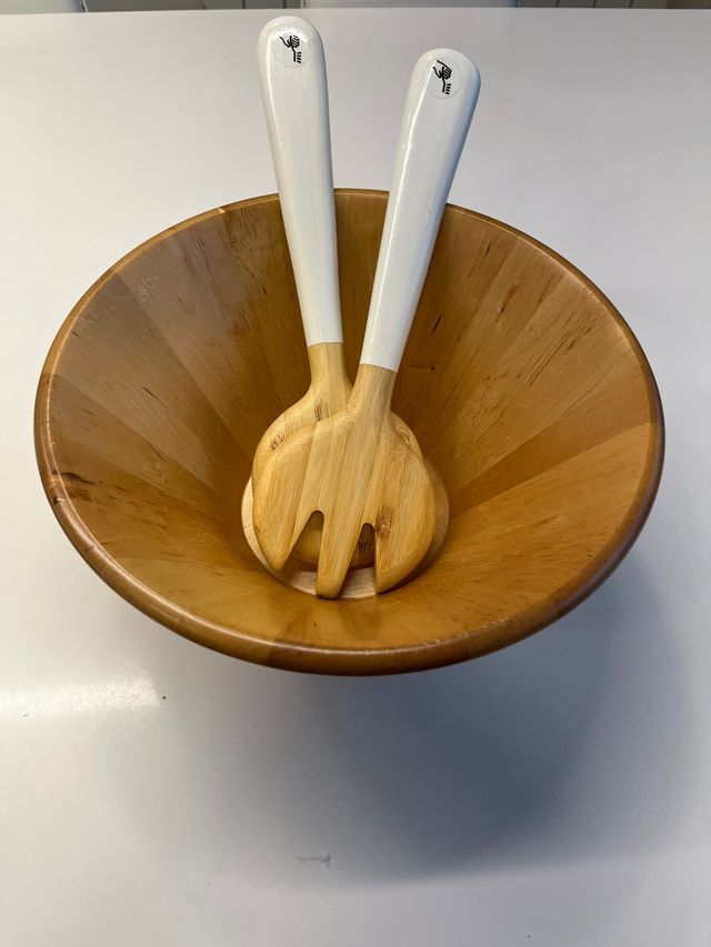 Ensaladera de madera con cubiertos