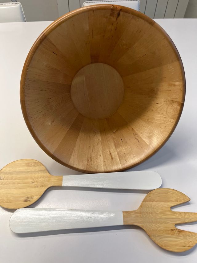 Ensaladera de madera con cubiertos