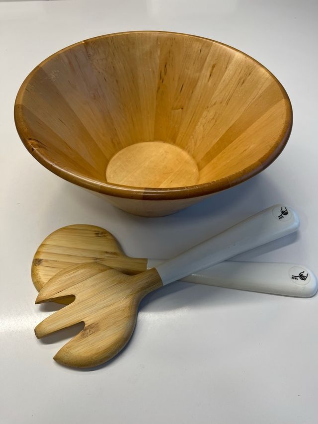 Ensaladera de madera con cubiertos