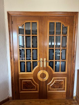 Puertas madera maciza con cristalera