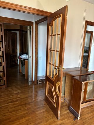 Puertas madera maciza con cristalera