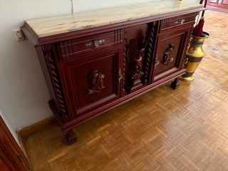 Aparador de madera con tapa de mármol