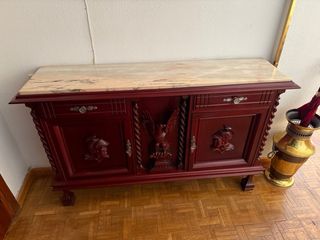 Aparador de madera con tapa de mármol
