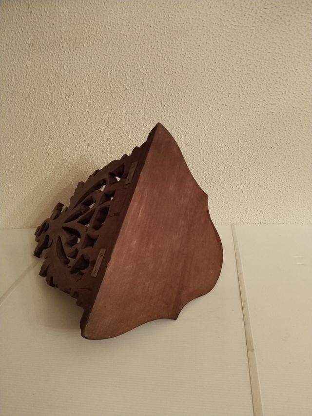 Ménsula de madera tallada