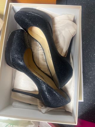Zapatos de tacón Jimmy Choo negros brillantes