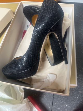 Zapatos de tacón Jimmy Choo negros brillantes