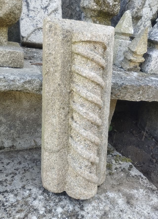 Talla en Granito "Columna Salomónica"