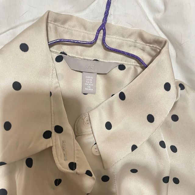 Camisa H&M lunares beige y negros Talla XS