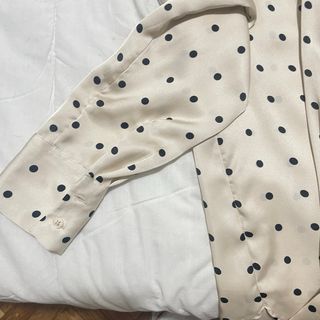 Camisa H&M lunares beige y negros Talla XS
