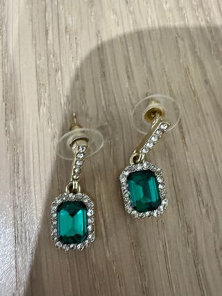 Pendientes largos dorados con esmeralda